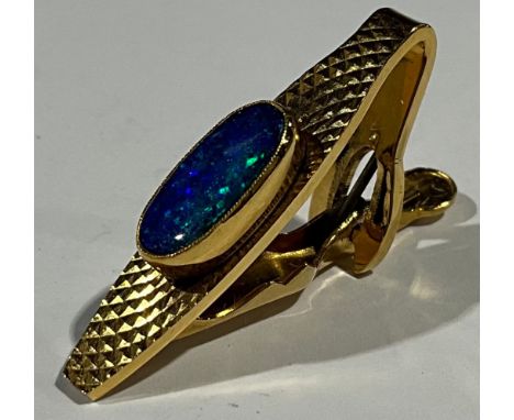 An Australian 9ct gold opal set tie pin, House of Hawke, marked 9ct, boxed, 5.2g gross 