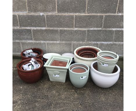 Twelve graduating glazed ceramic belly pots and six other pots (18)