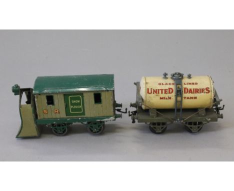 Hornby O Gauge Milk Tank Wagon "United Dairies" white/grey. F some areas of rust, together with S.R rotary snow plough. F wit