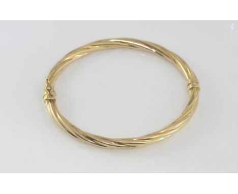 Italian 9ct yellow gold hinged bangle weight: approx 6.14 grams