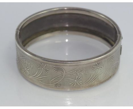 Silver (835) hinged bangle with ribbing & flowers