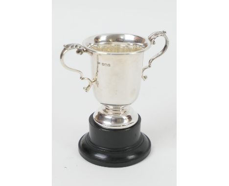 George V silver small trophy cup, by Walker &amp; Hall, Sheffield 1936, twin handled with U-shaped bowl, height 7.5cm, weight