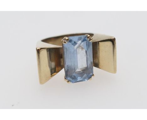 Modernist aquamarine dress ring in 18ct yellow gold ring, rectangular cut stone measuring approx. 12mm x 7mm, in a polished V