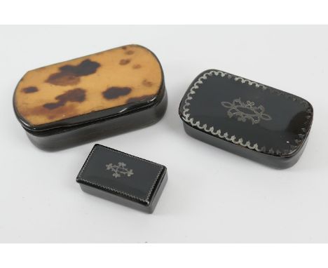 Tortoiseshell and horn snuff box, early 19th Century, 7cm x 4cm; also two Victorian papier mache snuff boxes with white metal