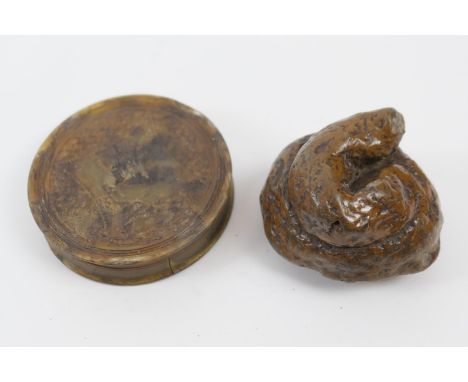 George III pressed horn snuff box, circular form decorated with an indistinguishable group of figures opposing a cartouche fe