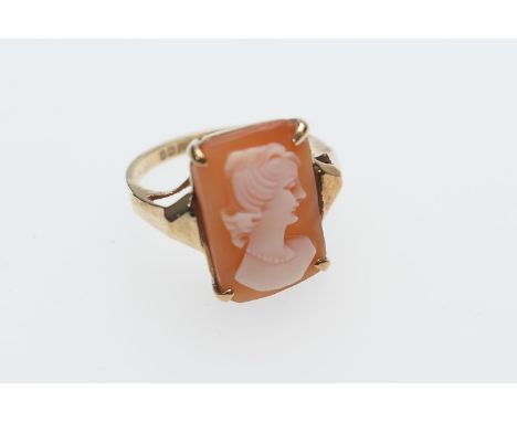 9ct gold carved shell cameo ring, size K, gross weight approx. 3.1g 