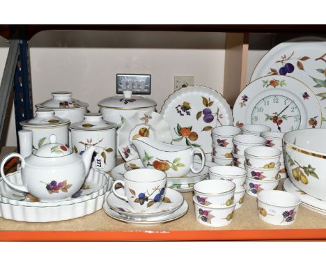 A QUANTITY OF ROYAL WORCESTER 'EVESHAM' PATTERN DINNERWARE, comprising a large centrepiece bowl, diameter 29.5cm, a large pla