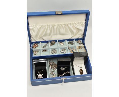 A BLUE JEWELLERY BOX WITH ASSORTED WHITE METAL JEWELLERY, to include a boxed silver paste set skull pendant with chain, a box