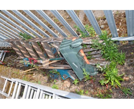 A COLLECTION OF GARDEN TOOLS AND A WOODEN STEP LADDER including forks, hoes, saws etc