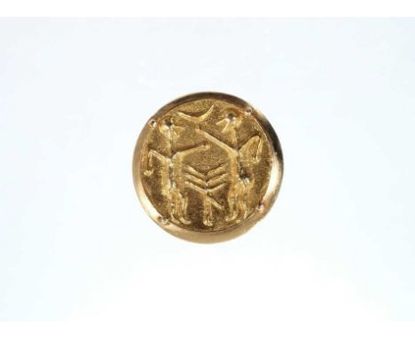 Eastern gold 'coin' ring with a circular plaque depicting figures, on gold shank. Ring size L½.Condition report: Gross weight