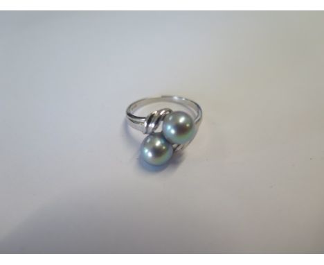 A 14ct white gold twin pearl ring size L/M - approx weight 2.6 grams - good condition 