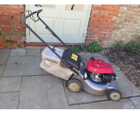 A Honda 12y petrol driven 18" cut self propelled lawnmower with easy start auto choke system GCV 160 engine - in good conditi