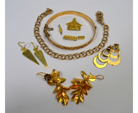 A rose-coloured metal fancy link bracelet with broken clasp, various earrings and old gold, some marked, including filled ban