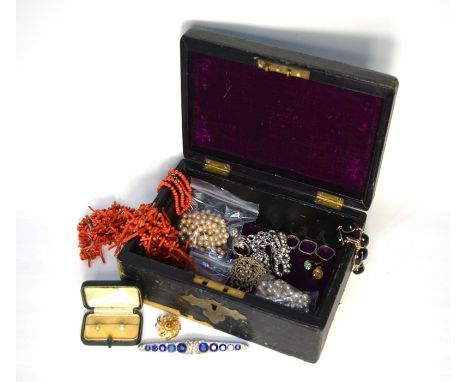 A leather jewel box containing a quantity of antique and vintage jewellery including two rows of simulated pearls, stone set 