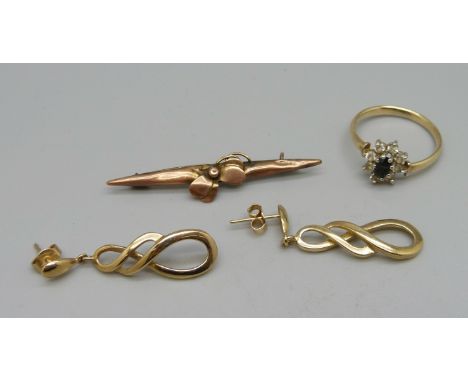 9ct gold jewellery; ring, size O, brooch, a/f and a pair of earrings, total weight 5g 