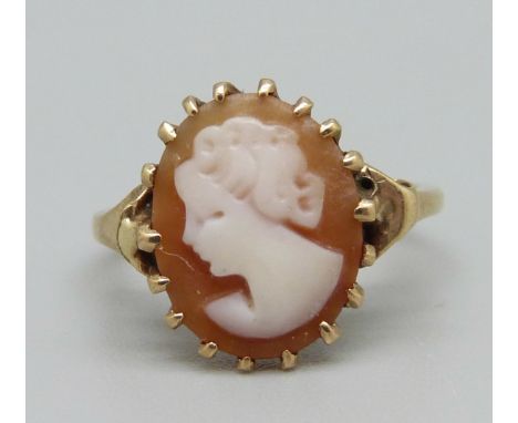 A 9ct gold cameo ring, 2.1g, J 