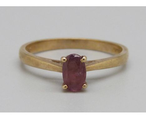 A 9ct gold ring set with a ruby, 2g, Q 