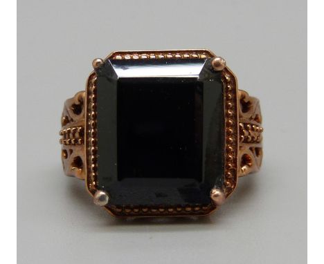 A silver gilt cushion cut onyx ring, with rose gold finish, O 