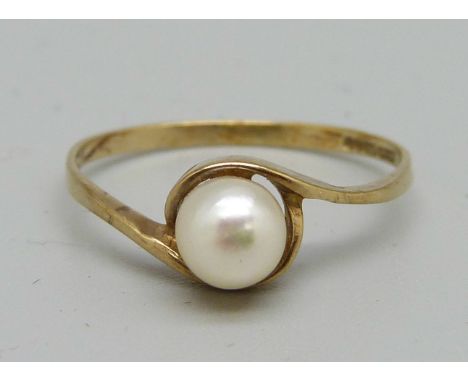 A 9ct gold ring set with a pearl, 1.1g, M 