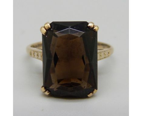 A 9ct gold, emerald cut quartz ring, 3.8g, M 