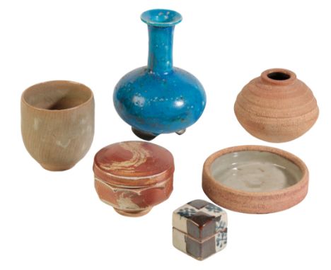 A SMALL QUANTITY OF STUDIO POTTERY including a small ribbed vase by David Leach, a small patch box by John Maltby, a cobalt b