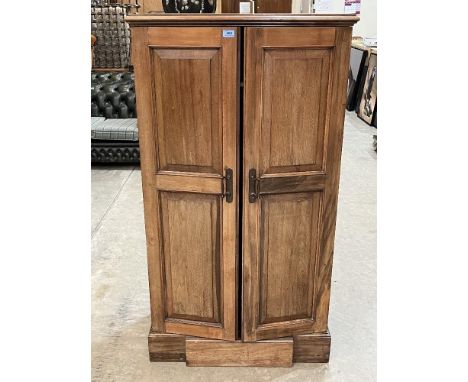 An early 20th century compactum style gentleman's wardrobe, the pair of panel doors operating a sliding set of suit stands. 3