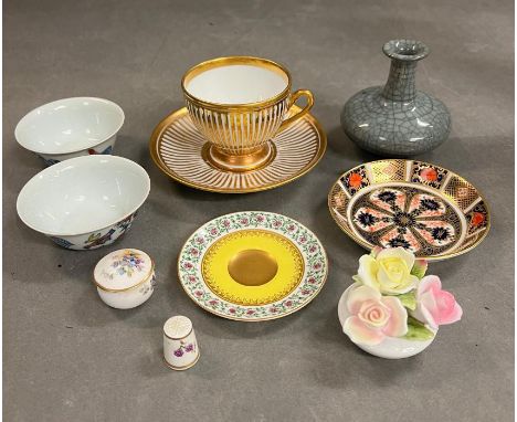 A selection of collectable porcelain and china to include Royal Crown, Derby, Royal Worcester, Chinese and Coalport 