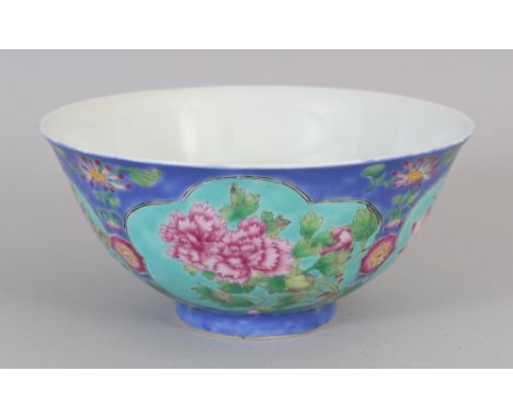 AN UNUSUAL GOOD QUALITY CHINESE FAMILLE ROSE PORCELAIN BOWL, decorated with pentafoil turquoise ground floral panels, the bas