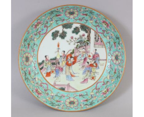 A GOOD QUALITY CHINESE FAMILLE ROSE PORCELAIN SAUCER DISH, decorated with a group of lady musicians, the floral rims with a t