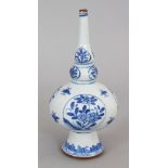 ANOTHER GOOD CHINESE KANGXI PERIOD ISLAMIC MARKET BLUE & WHITE PORCELAIN SPRINKLER VASE, circa 1700,