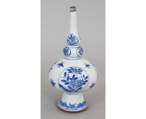 ANOTHER GOOD CHINESE KANGXI PERIOD ISLAMIC MARKET BLUE &amp; WHITE PORCELAIN SPRINKLER VASE, circa 1700, painted with circula