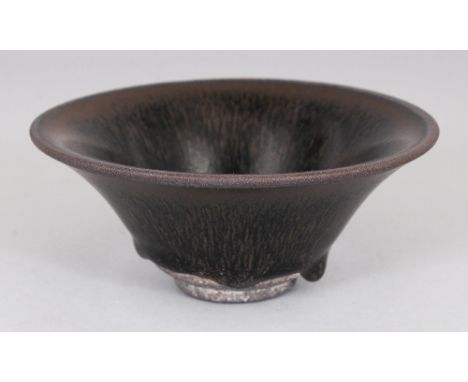 CHINESE SONG STYLE JIAN WARE HARE’S FUR CERAMIC BOWL, applied with a streaked glaze, 5.1in diameter &amp; 2.25in high.