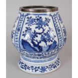 A GOOD QUALITY CHINESE KANGXI PERIOD ISLAMIC MARKET BLUE & WHITE PORCELAIN VASE, circa 1700, with