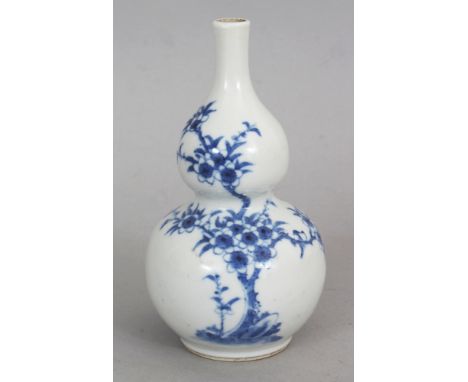 A SMALL 19TH CENTURY CHINESE BLUE &amp; WHITE DOUBLE GOURD PORCELAIN VASE, the base with a six-character Kangxi mark, 5.5in h