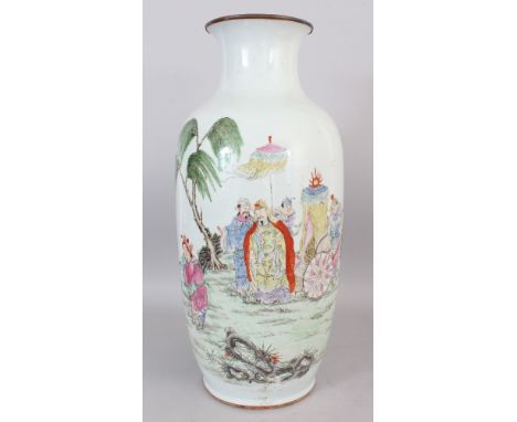 A LARGE GOOD QUALITY EARLY 20TH CENTURY CHINESE REPUBLIC PERIOD FAMILLE ROSE PORCELAIN VASE, painted with an attended emperor