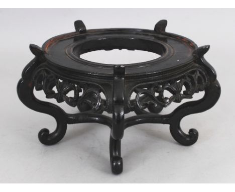 ANOTHER EARLY 20TH CENTURY CHINESE CARVED WOOD VASE STAND, with pierced foliate scroll frieze, 10in wide at widest point &amp