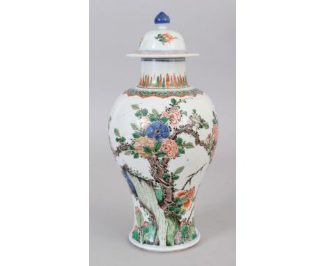 A GOOD QUALITY CHINESE KANGXI PERIOD FAMILLE VERTE PORCELAIN VASE &amp; COVER, circa 1700, well painted with blossoming branc