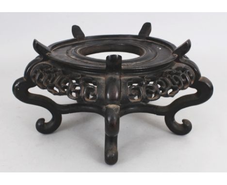 AN EARLY 20TH CENTURY CHINESE CARVED WOOD VASE STAND, with pierced scroll frieze, 13in wide at widest point &amp; 7.1in high,