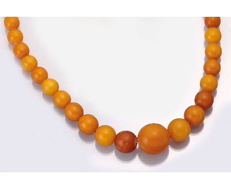 Collier mit Bernstein,   Bernsteinkugeln in versch. Farbnuancen, D. ca. 9-19 mm, im Verlauf angeordnet, L. ca. 47 cm, Federri