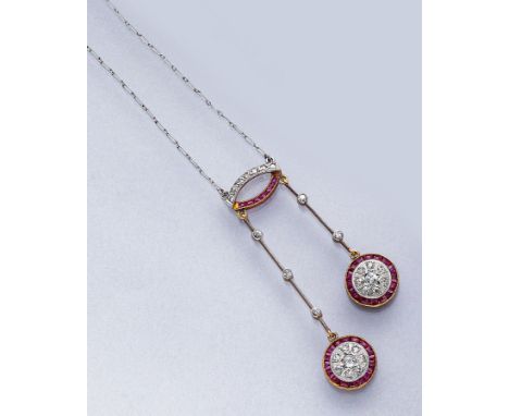 18 kt Gold Collier mit Rubinen und Diamanten, um 1900,   GG 750/000 und Platin, Mittelteil mit 2 bewegl. Abhängungen, mit ins