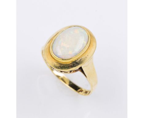 14 kt Gold Ring mit Opal,   1950er Jahre, GG 585/000, ovales Opalcabochon ca. 13.5 x 8 mm, Unterkaderung mit Bögen, RW 60, ca