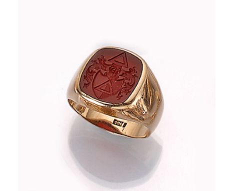 14 kt Gold Wappenring mit Karneol, deutsch um 1900,   GG 585/000, Karneol mit grav. Grafenwappen mit Dreiecken, feine Gravur,