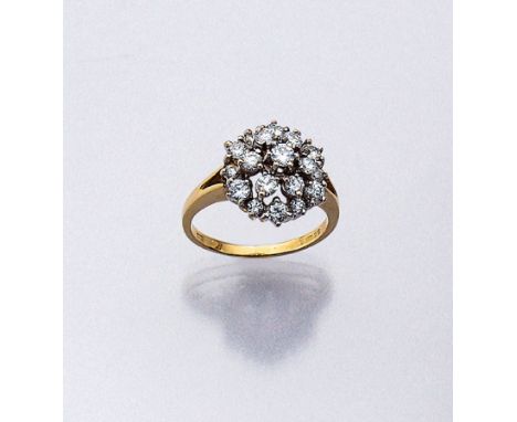 18 kt Gold Ring mit Brillanten, England/London1960er Jahre,   GG/WG 750/000, WG Ringkopf mit insg. 18 in mehreren Ebenen gefa