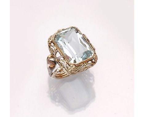 14 kt Gold Ring mit Aquamarin, deutsch um 1950,   GG/WG 585/000, facett. Aquamarin ca. 12.00 ct, mit Unterkaderung, Ringschul