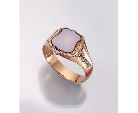14 kt Gold Siegelring mit Karneol,   GG 585/000 (gepr.), wappenförmiger Ringkopf mit Karneolplatte, frei, Ringschultern flora
