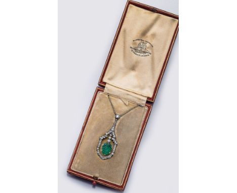 Platin Collier mit Diamanten und Smaragd, England 1935,   Pt gepr., symm. Gestaltung, 42 Diamanten, u.a. Altschliffdiamanten,