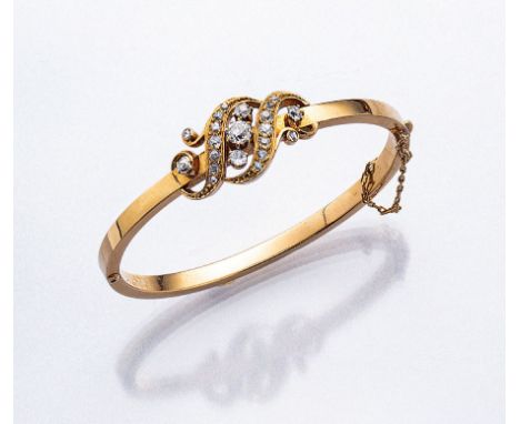 14 kt Gold Armreif mit Diamanten,   GG 585/000, um 1880/90, geschwungen gestaltetes Zierelement besetzt mit 21 Altschliffdiam