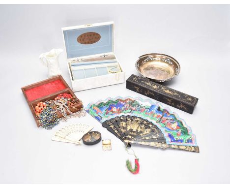 A Victorian silver vinaigrette, Thomas Dones, Birmingham 1853, together with a silver plated bowl, a fan within case, a Royal