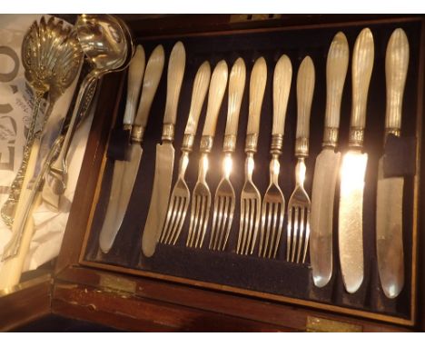 Quantity of flatware in a cased fish set with mother of pearl handles CONDITION REPORT: Handles are in very good condition - 