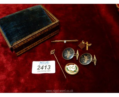 A small quantity of jewellery including a pair of Siam silver cufflinks, enamel badge, tie pin, etc.